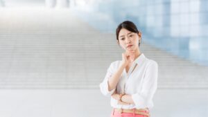 悩んでいる女性